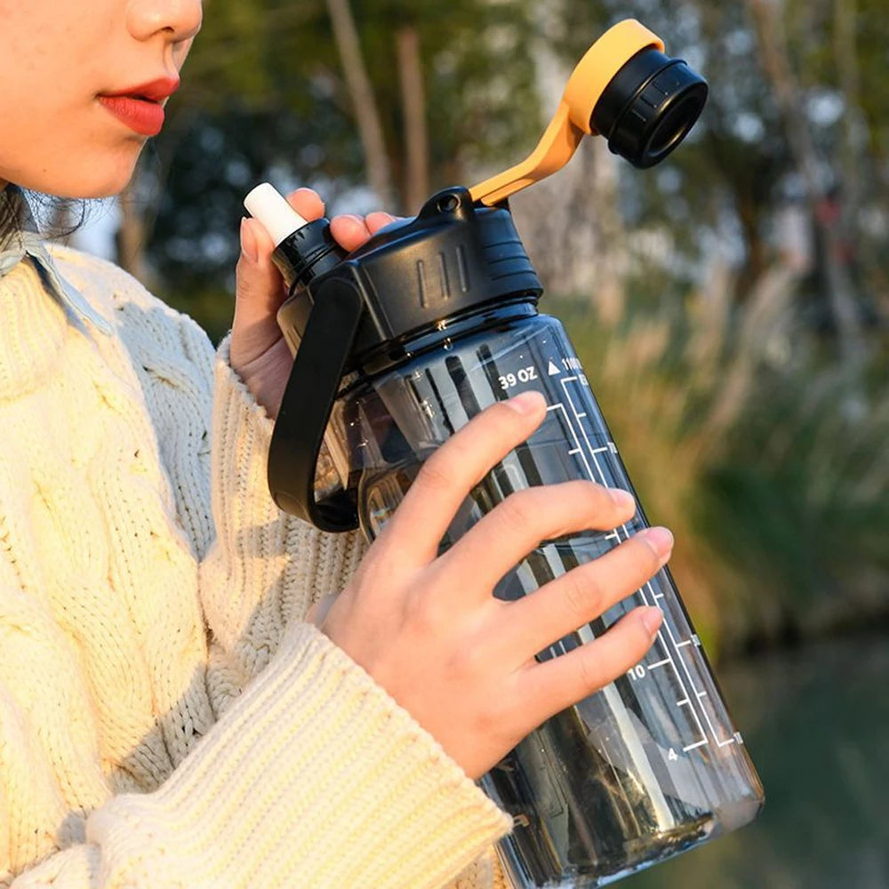 Gourde de sport en plastique sans BPA 1,5 L à 3 L à paille à cordelette
