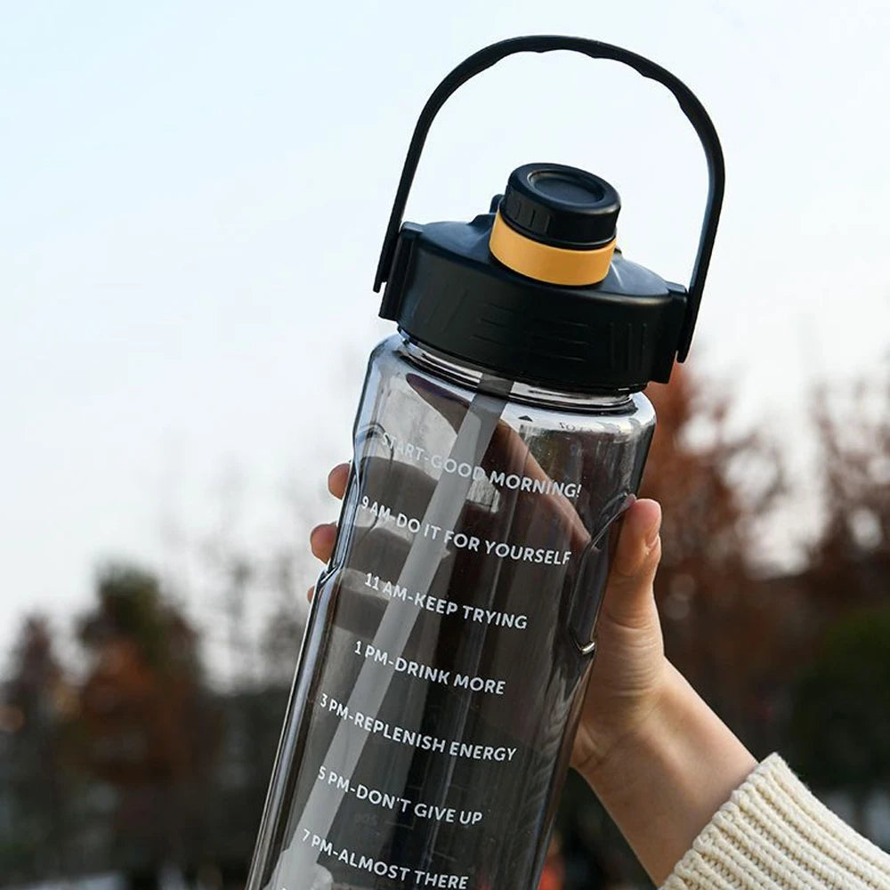 Gourde de sport en plastique sans BPA 1,5 L à 3 L à paille à cordelette