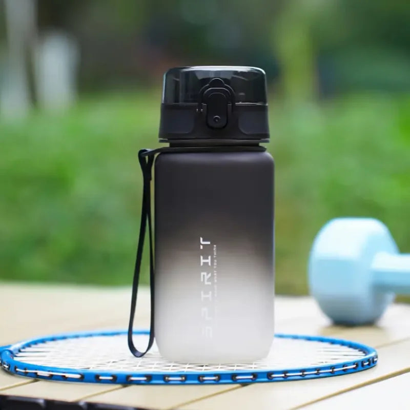 Gourde de vélo en plastique sans BPA 500 ml à 650 ml — Noir et Blanc